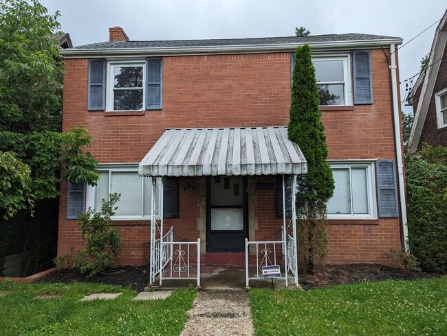 Primary Photo - Cozy Single-Family Home with 2 Bedrooms an...