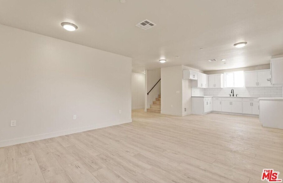 Building Photo - 831 E 83rd St