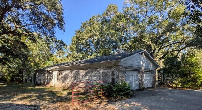 Building Photo - 1485 Pine Ln Dr