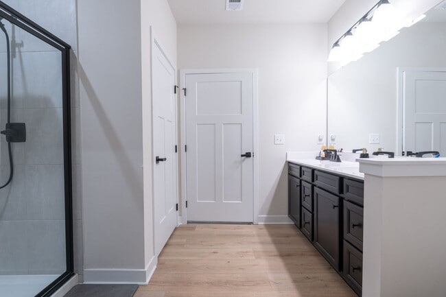 Building Photo - MOVE IN READY 3 Bedroom in Desirable Grass...