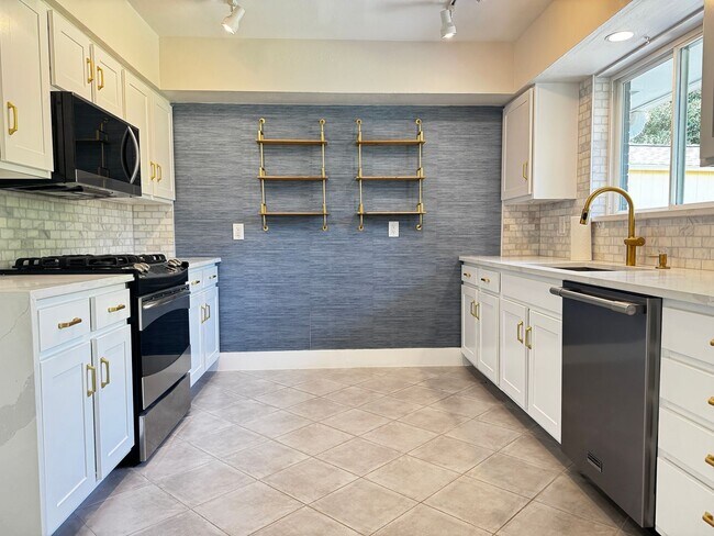Building Photo - Updated 3 bed 2 bath with outdoor living area in Richardson!