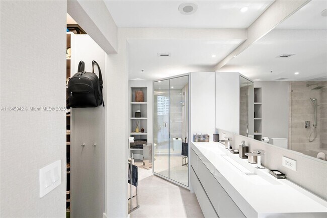 Building Photo - 801 Brickell Key Blvd