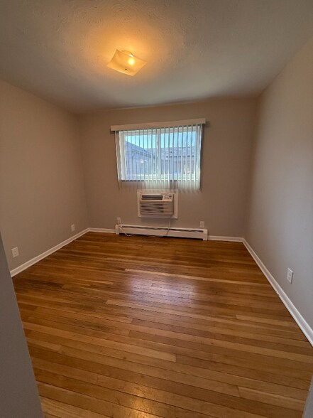 Building Photo - 652 E Main St