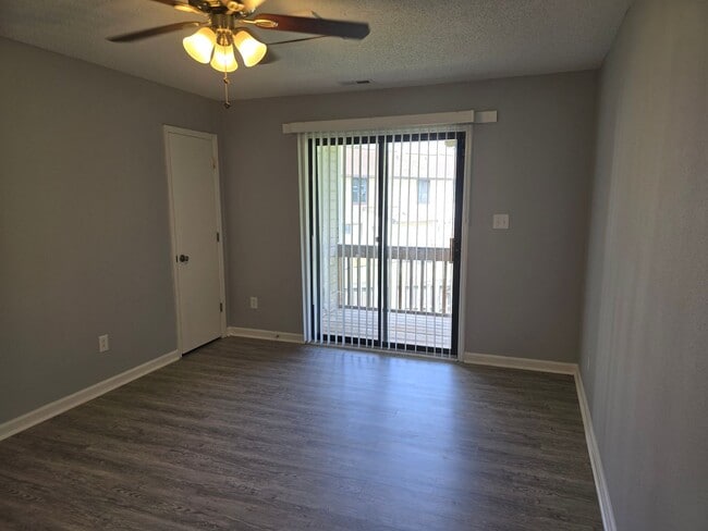 Building Photo - 2 Bedrooms/1 Bath Upstairs unit "Call us about our Move in Special"