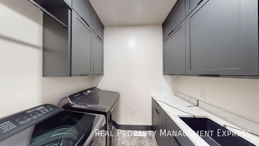 Building Photo - 313 N Red Spruce Ave