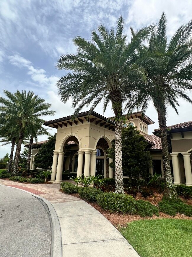 Building Photo - 655 S E Boboli Way