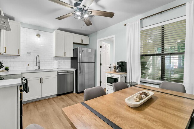 Building Photo - Fully Renovated 2 Bedroom Townhome in a Co...