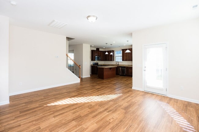 Building Photo - Spacious 5 Bedroom, 3 bath home in Greensboro with 2 car garage