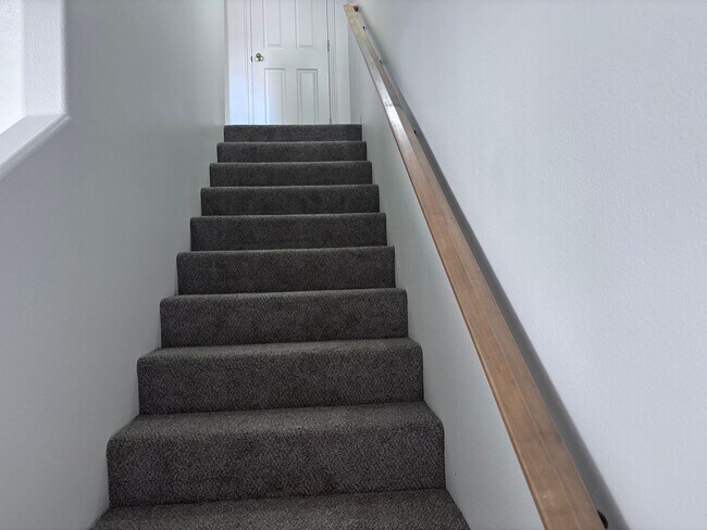 Building Photo - 3 bed / 2.5 bath / 1 car garage townhome