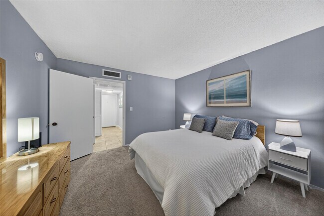 Building Photo - 209 N Fort Lauderdale Beach Blvd