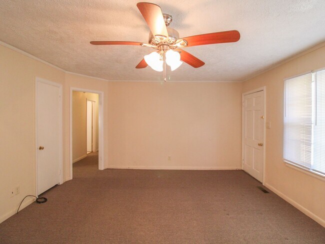 Building Photo - Nice brick home located on corner lot in Athens City!