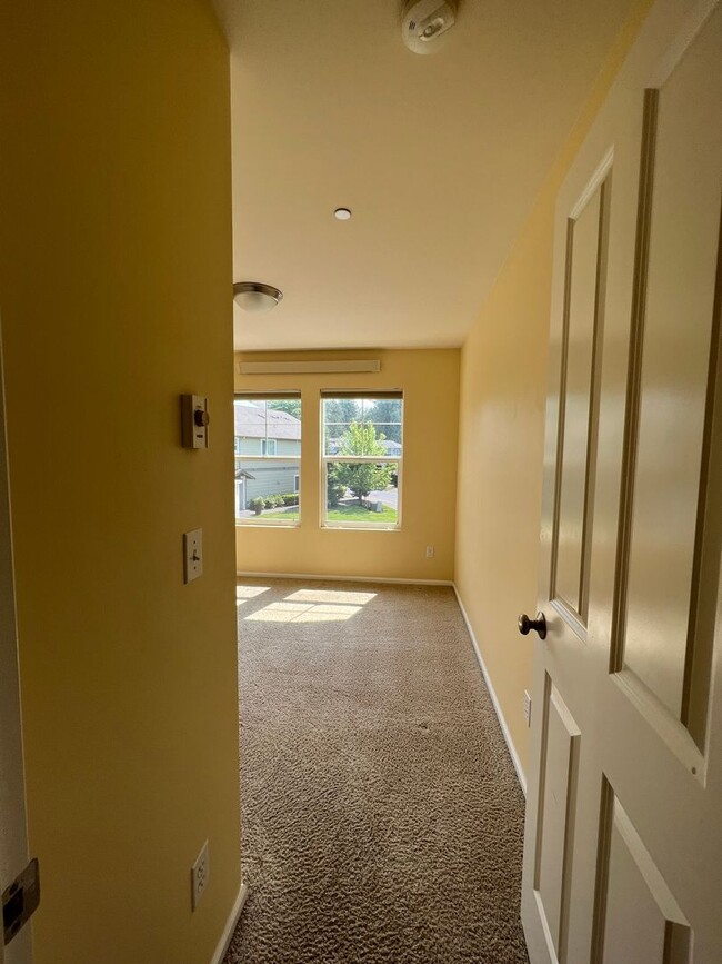 Building Photo - 2 Bedroom 1.75 Bathroom Condo in North Bellingham