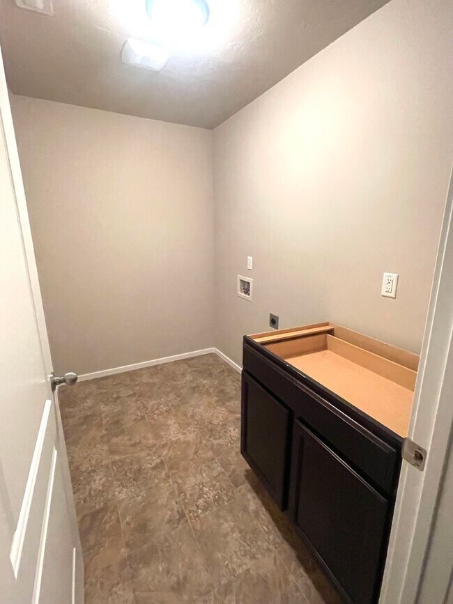 Building Photo - Charming Very Spacious 2-Story Home for Rent in Pasco, WA – Ideal Location Off Road 68!