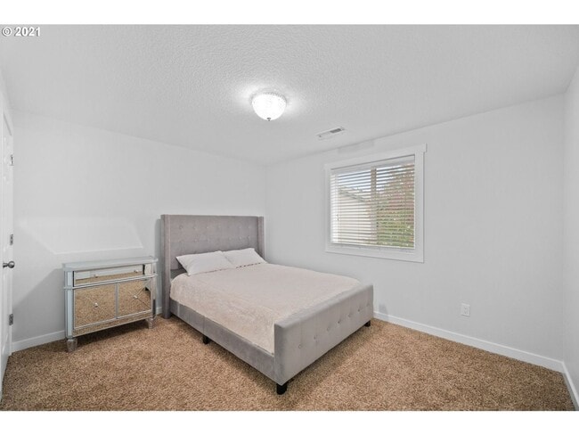 Building Photo - 4 Bedroom 2.5 Bath Home Recently Updated with Modern Finishes