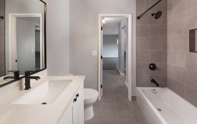 Building Photo - Gorgeous 3bd/2ba Townhouse, complete interior renovation, Modern upgrades, Community Pool -FOUNDA...