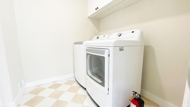 Building Photo - 1911 Easton Dr