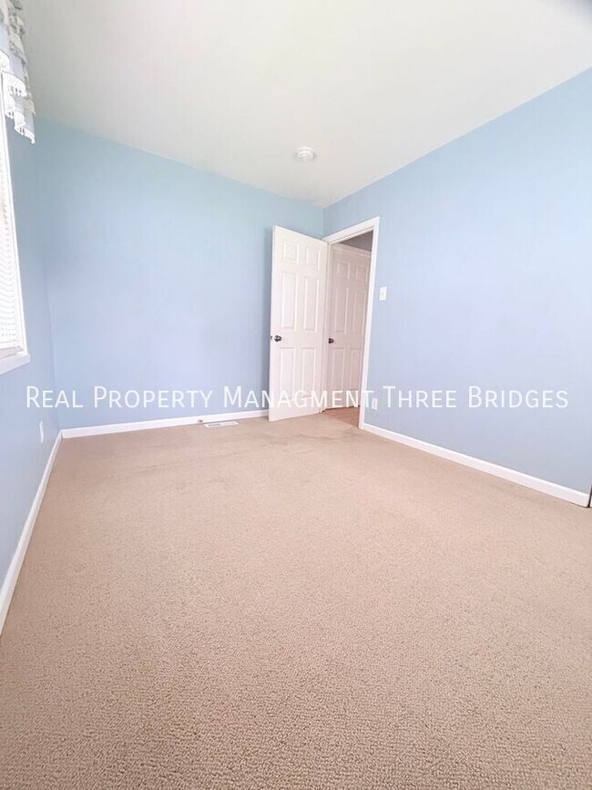 Building Photo - 1725 Fernbrook Dr