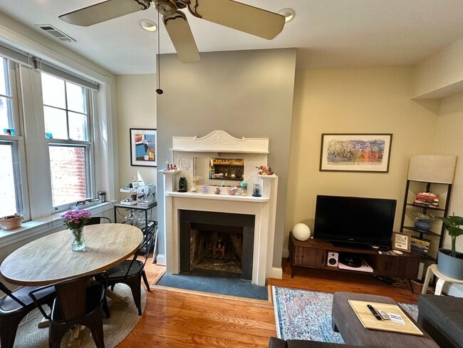 Building Photo - Dupont's Tree Lined Church Street 2 bedroom/1Bath Condo with Deck and Parking!