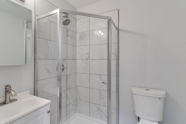 Building Photo - Newly Renovated Temple Apartment