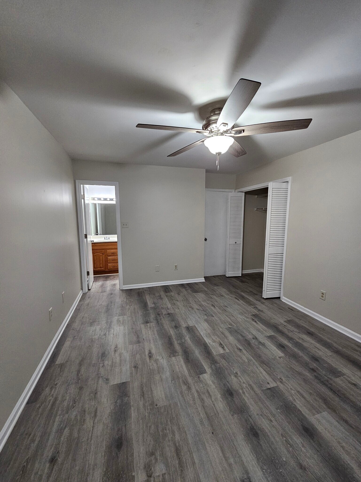 Building Photo - 102 Village Ct