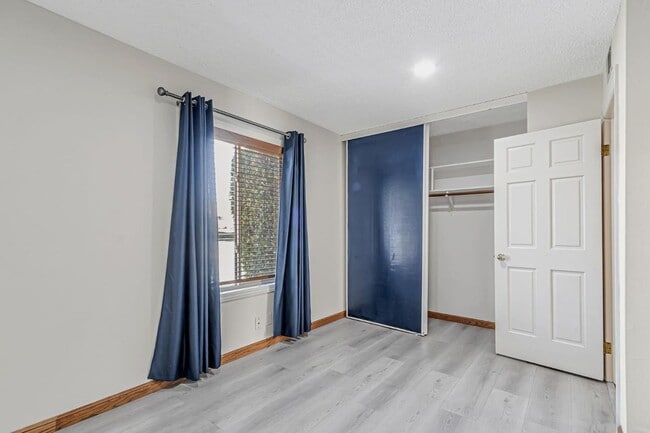 Building Photo - 8130 Park Villa Cir