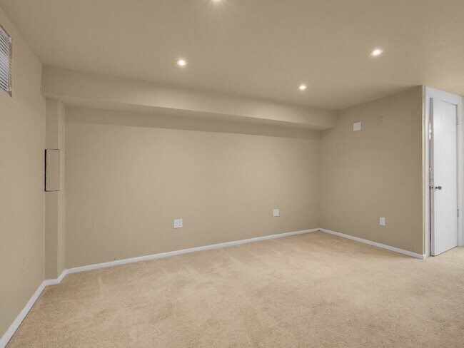 Building Photo - $2,295.00, 2-bed, 3-bath Condo in Westmins...