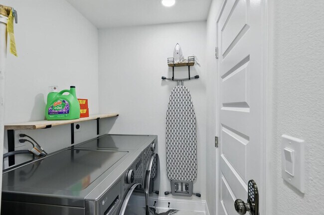 Building Photo - 3321 Ridgehaven St