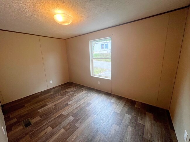 Building Photo - 1000 Maple Hls Pk