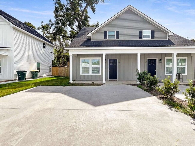 Building Photo - 39 Travis St