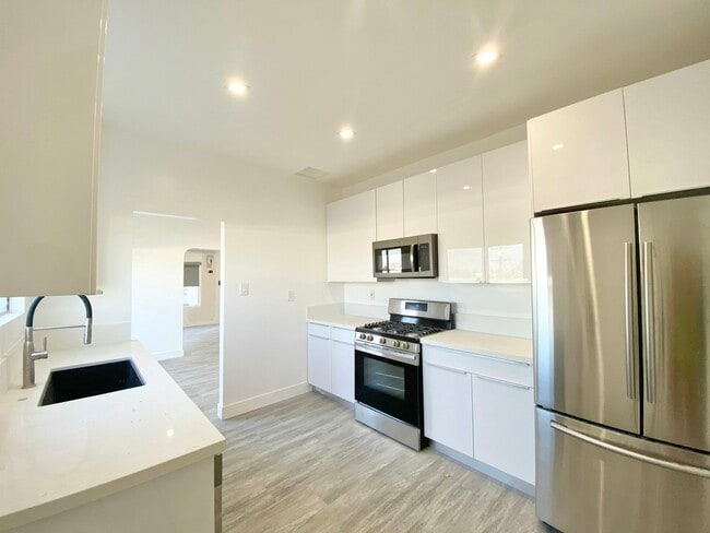 Building Photo - 627 Brittania St