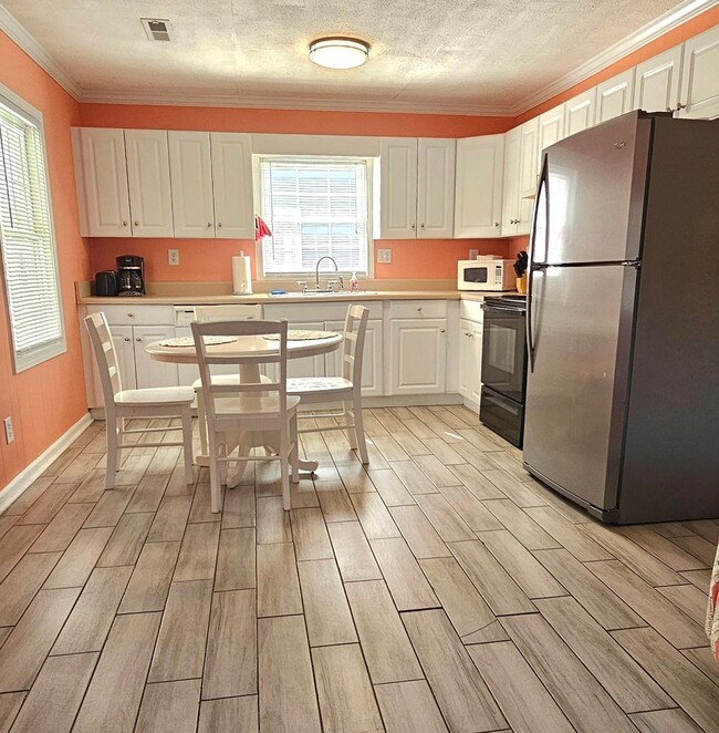 Building Photo - Cozy Cottage – Just 1 Block from the Beach