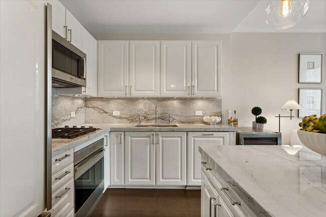 Building Photo - 10 E Delaware Pl