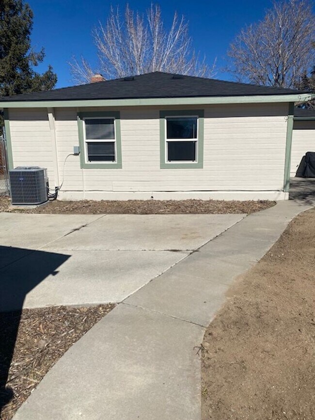 Building Photo - Sweet 4 bd, 2 bath, 2+car garage near MidTown