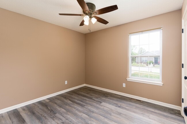 Building Photo - 1305 E Omaha Ct