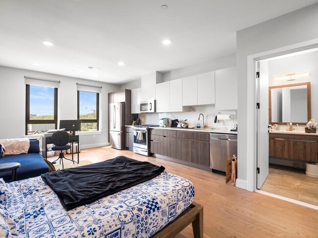 Building Photo - 9 Central St