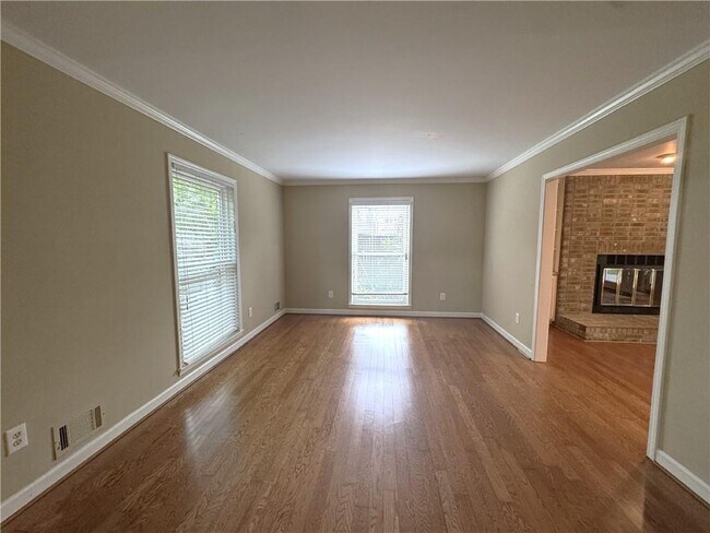 Building Photo - 5338 Roberts Dr
