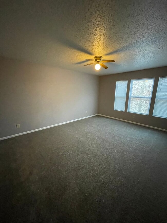 Building Photo - Franklin Twp - 3 BR 2 story