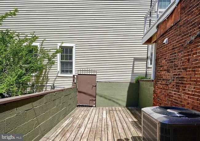 Building Photo - 2242 E Fairmount Ave