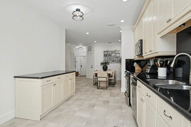 Building Photo - 6744 Via Regina
