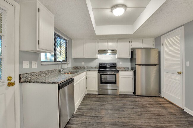 Building Photo - 2 Bedroom Townhouse with Views of County P...