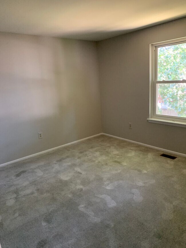 Building Photo - 3 Bedroom, 2.5 Bath single family home. Fenced yard with shed. New carpet and paint. Formal dinin...