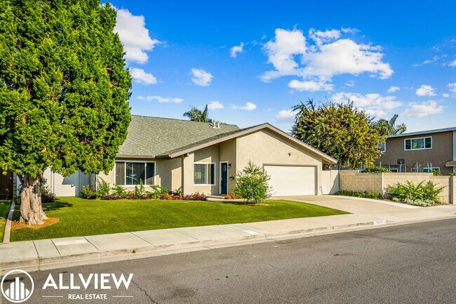 Building Photo - Welcome to this stunning 5-bedroom, 4-bathroom home located in the desirable Huntington Beach nei...