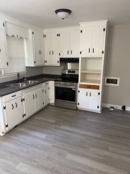 Building Photo - 111 White Oak Dr