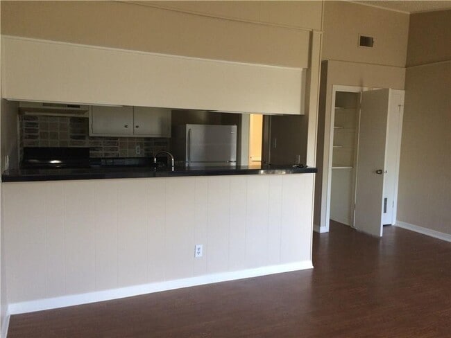 Building Photo - 602 W 51st St #101, Large, fully updated 1 story unit in great location.