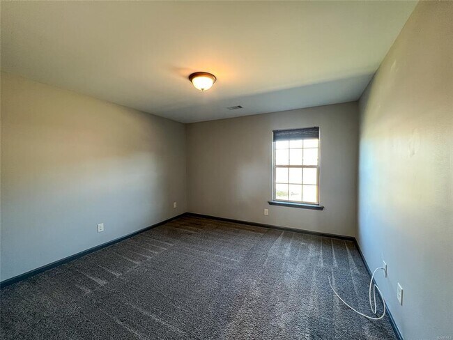 Building Photo - 583 Sunset Dr
