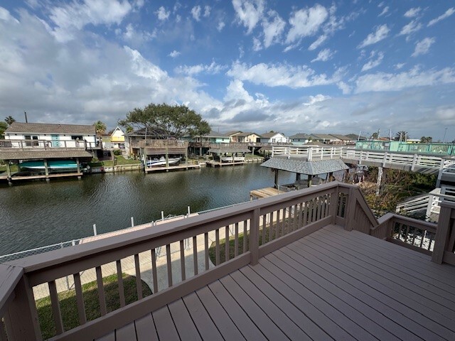 Building Photo - 300 Ling St