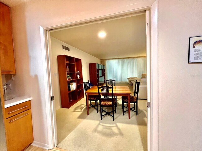 Building Photo - 3220 S Shore Dr