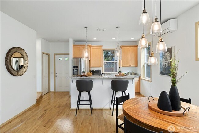 Building Photo - Spacious 3bd/3ba Townhouse