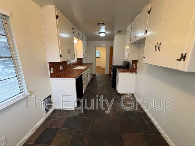 Building Photo - 1044 S Linda Vista St