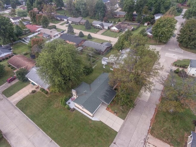 Building Photo - 2404 Wendy Way Dr